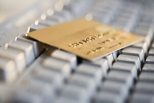 8 Tips to Avoid Identity Theft This 2015 Holiday Season safe-online-holiday-shopping